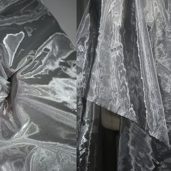 Šviesiai pilkos spalvos minkšto metalo tinklelio audinio medžiaga kūrybos skaidriai ir tankaus tinklelio dovana drabužių dizaineris audinys